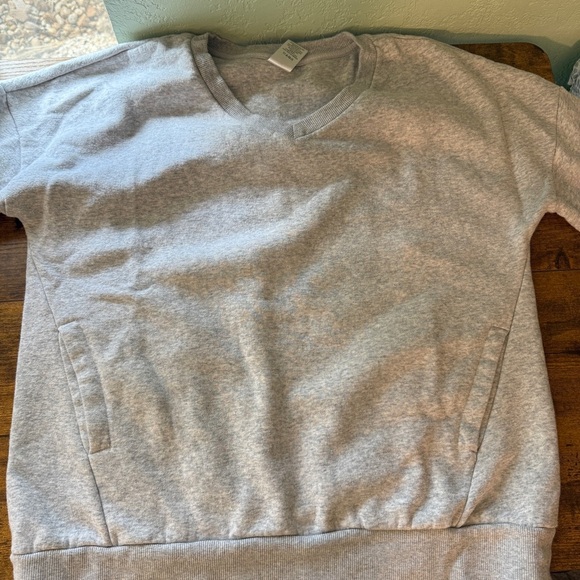 V-neck Cozy Sweatshirt Women Size Medium Heather Gray Front Pockets Casual Basic - Picture 10 of 12